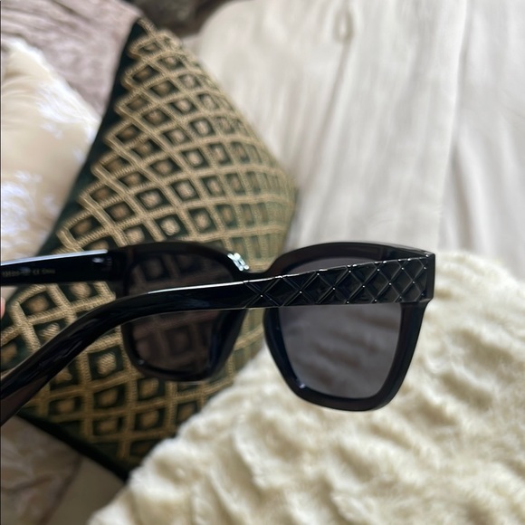 Chic Black Sunglasses - Picture 5 of 7